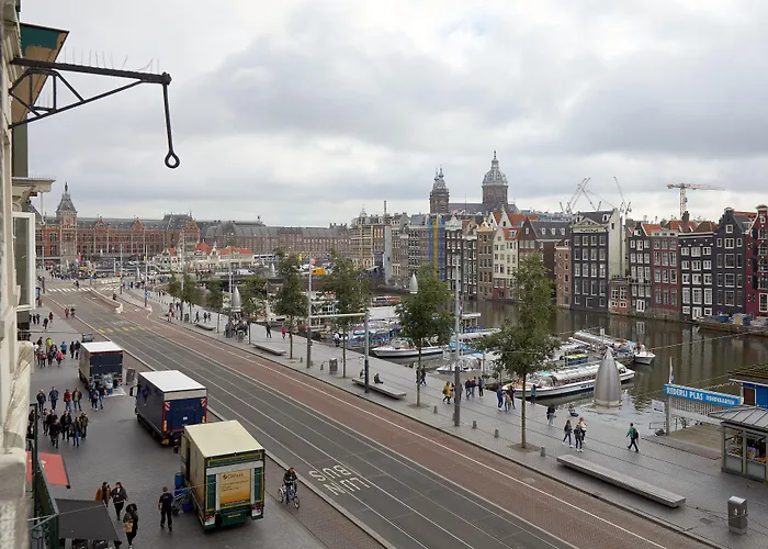 Damrak Short * אמסטרדם